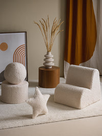 Warme sfeer in een kinderkamer met het Wigiwama teddy sierkussens in cream. De balvormige kussens voegen een speelse en zachte touch toe.