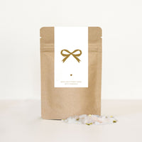 Kraftpapier zakje met label, in het zakje heerlijk badzout met goudsbloem. Als kadootje of natuurlijk lekker om jezelf mee te verwennen.