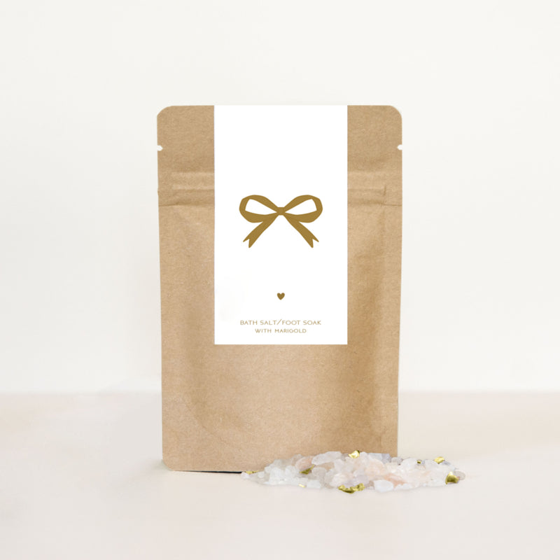 Kraftpapier zakje met label, in het zakje heerlijk badzout met goudsbloem. Als kadootje of natuurlijk lekker om jezelf mee te verwennen.