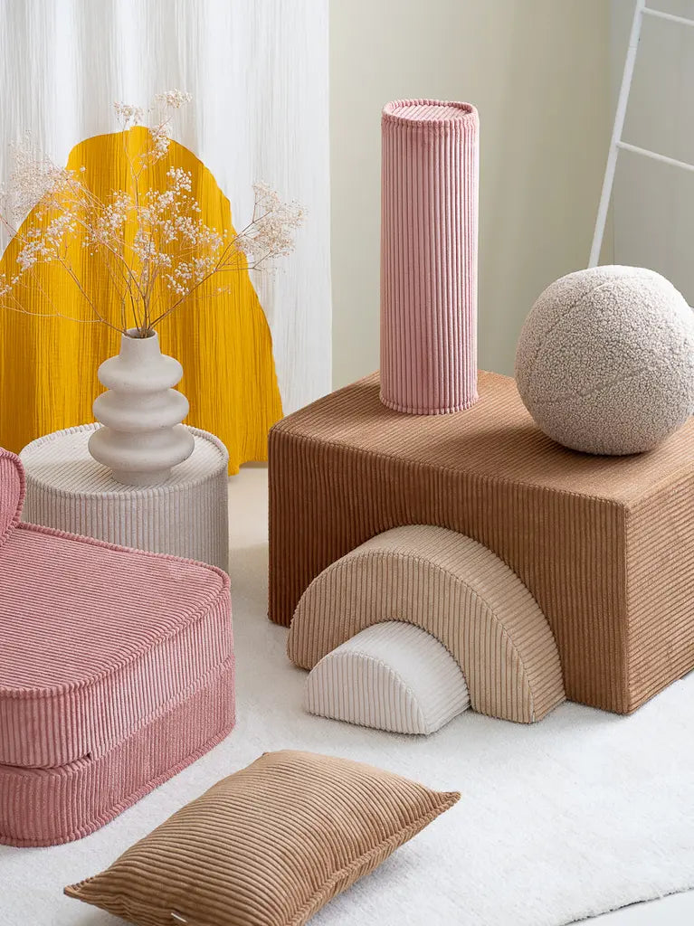 Combinatie van blokken van Wigiwama, in diverse vormen en kleuren. Bruin, beige, wit en roze. Voor uren speelplezier of om lekker op te zitten.