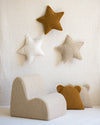 Creëer een warme, knusse sfeer in de kinderkamer met het teddy beerkussen in okergeel van Wigiwama. In combinatie met stervormige kussens en een zacht fauteuiltje vormt het een gezellige en veilige speelplek voor je kindje.