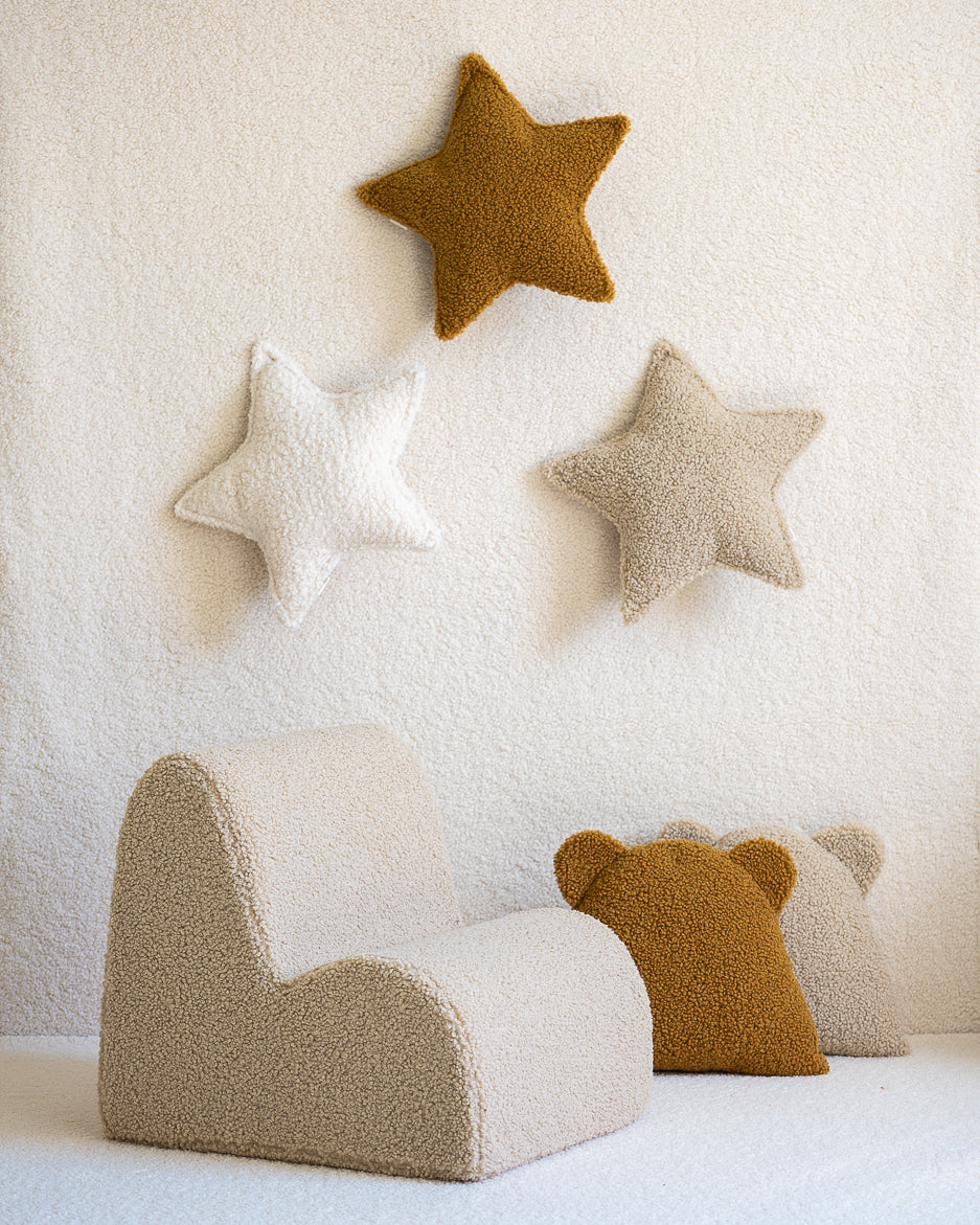 Creëer een warme, knusse sfeer in de kinderkamer met het teddy beerkussen in okergeel van Wigiwama. In combinatie met stervormige kussens en een zacht fauteuiltje vormt het een gezellige en veilige speelplek voor je kindje.