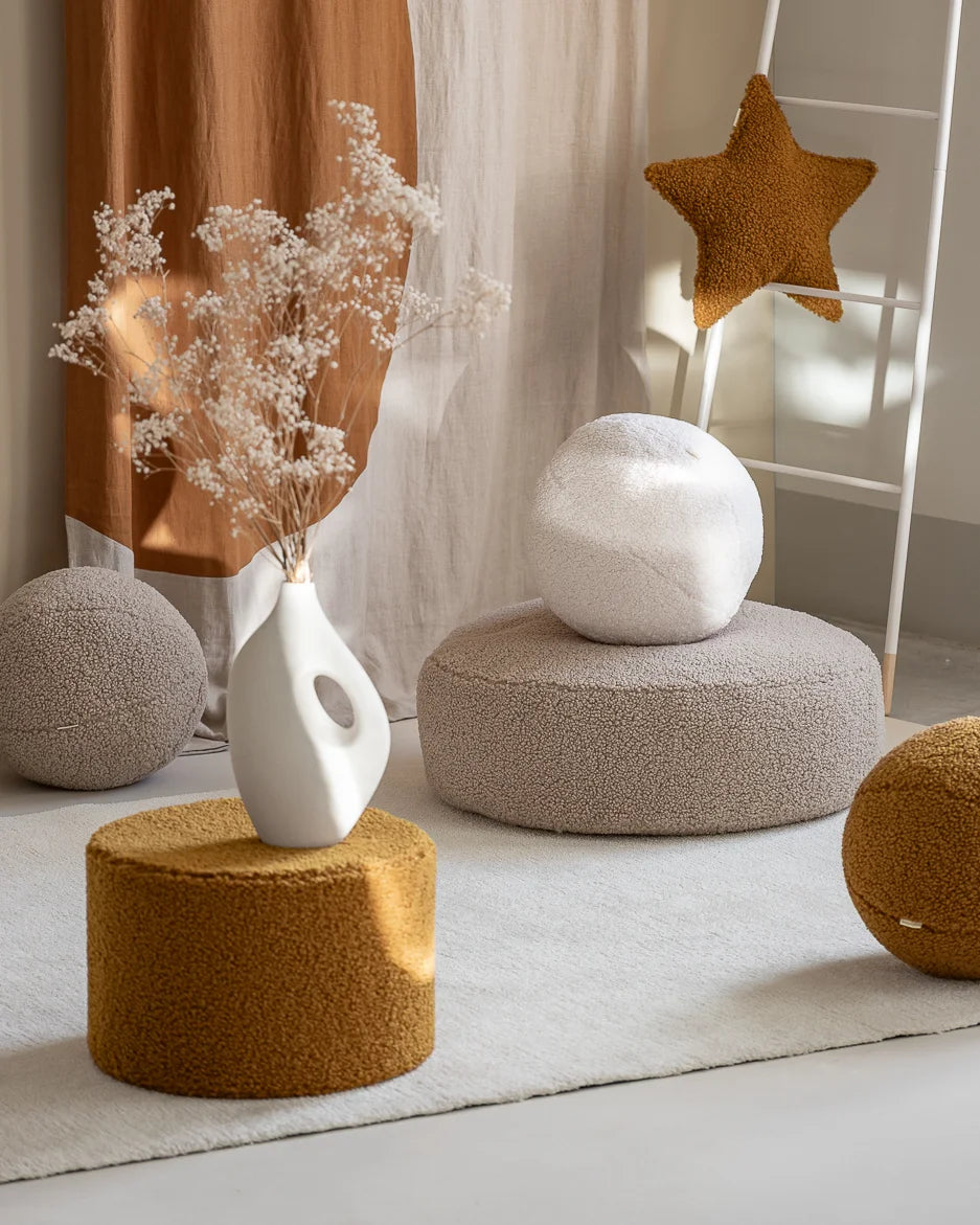 Sfeervolle kinderkamer met neutrale tinten en een okergeel Wigiwama ster kussen in maplekleurige teddy stof aan een ladder – een veilig, stijlvol accessoire voor een ruimte-thema kinderkamer.