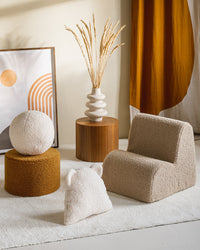 Gezellige loungehoek met het Wigiwama beerkussen, een teddy fauteuil en zachte kleuren. Het creamkleurige sierkussen met oortjes is een echte eyecatcher in de kinderkamer.
