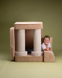 Een toffe hut gemaakt van de kussens van de ribstof bank voor kinderen. Voor de peuterkamer en kinderkamer