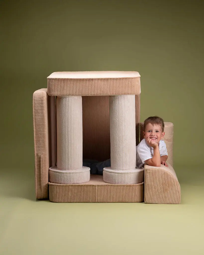 Een toffe hut gemaakt van de kussens van de ribstof bank voor kinderen. Voor de peuterkamer en kinderkamer