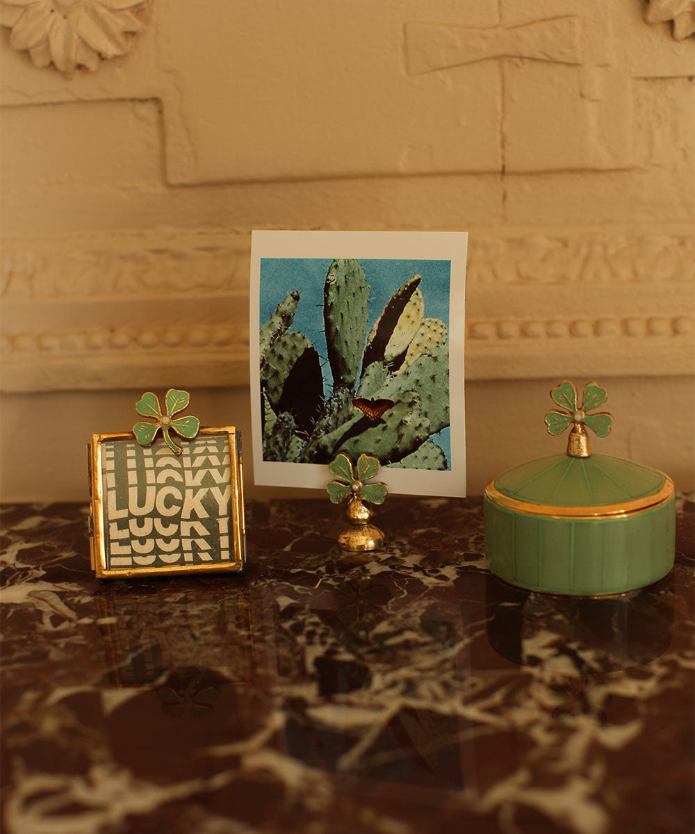 Combinatie van producten uit de Lucky Clover serie van Doing Goods. Een kaarthouder, een mini-fotolijstje en een schattig rond doosje voor bijvoorbeeld sieraden