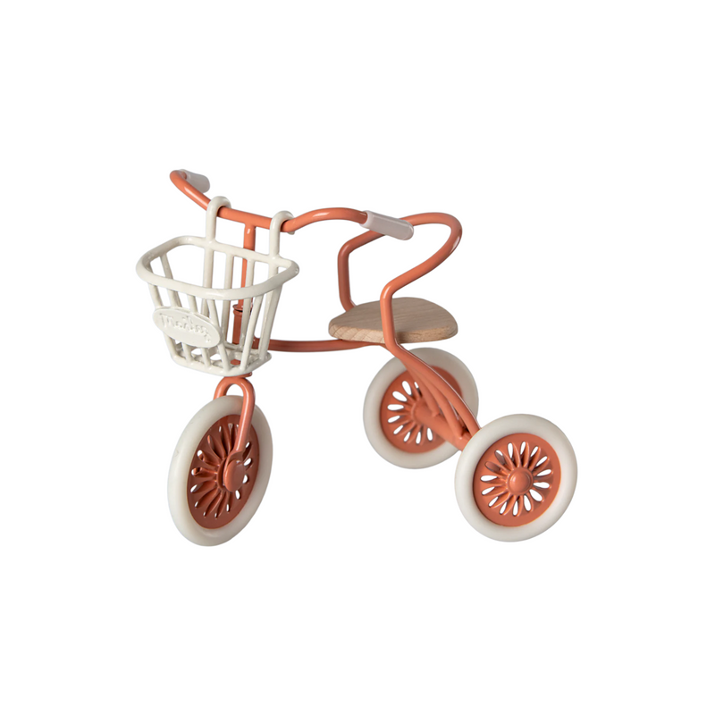 Voorbeeld van een koraalrood driewielrtje met het wit metalen fietsmandje voorop geklikt.