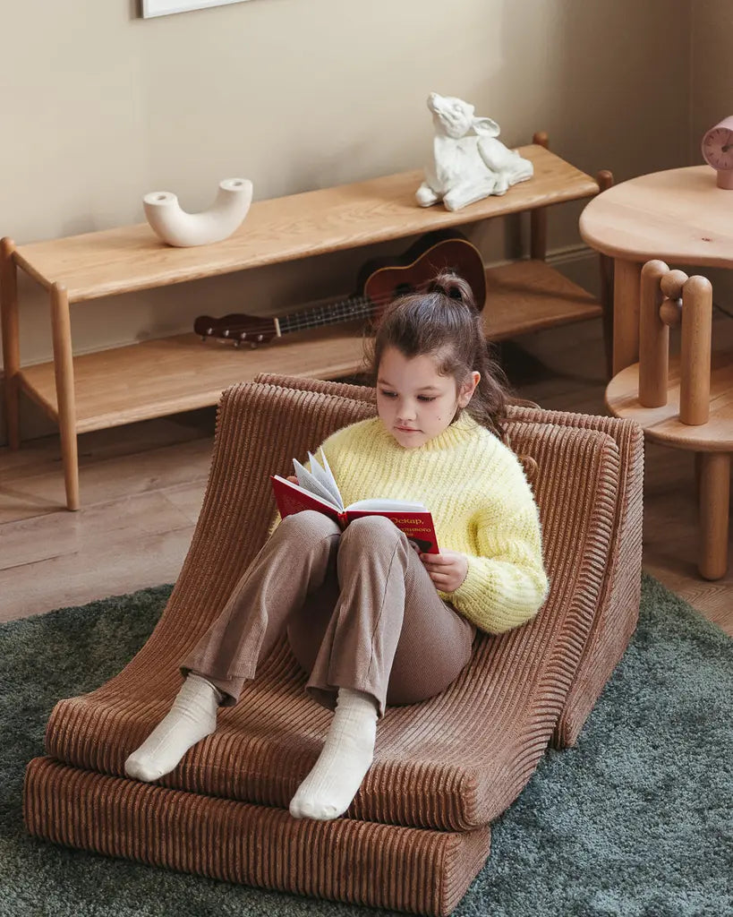 Heerlijke zitplek om te lezen of relaxen. De moon maan stoel van Wigiwama, in een toffee bruine rib stof.