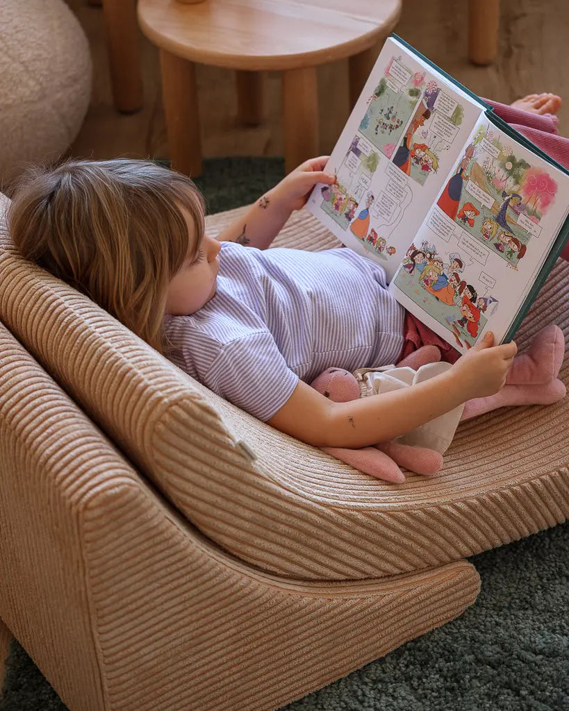Hoe lekker kun je liggend een boekje lezen op deze chille Moon fauteuil voor de kinderkamer