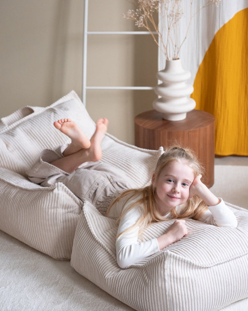 Meisje wat ligt op de Wigiwama zitzakken, heerlijk comfortabel en zacht
