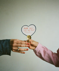 Hoe leuk is dit als moederdag of valentijnsdag kadootje! Een messing kaarthouder met daarin jouw eigen lieve, handgeschreven tekst.