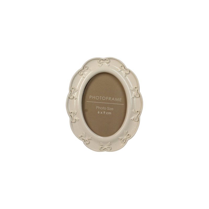 Ovale fotolijst met schattige strikjes, van polyresin. In ivoor kleur.