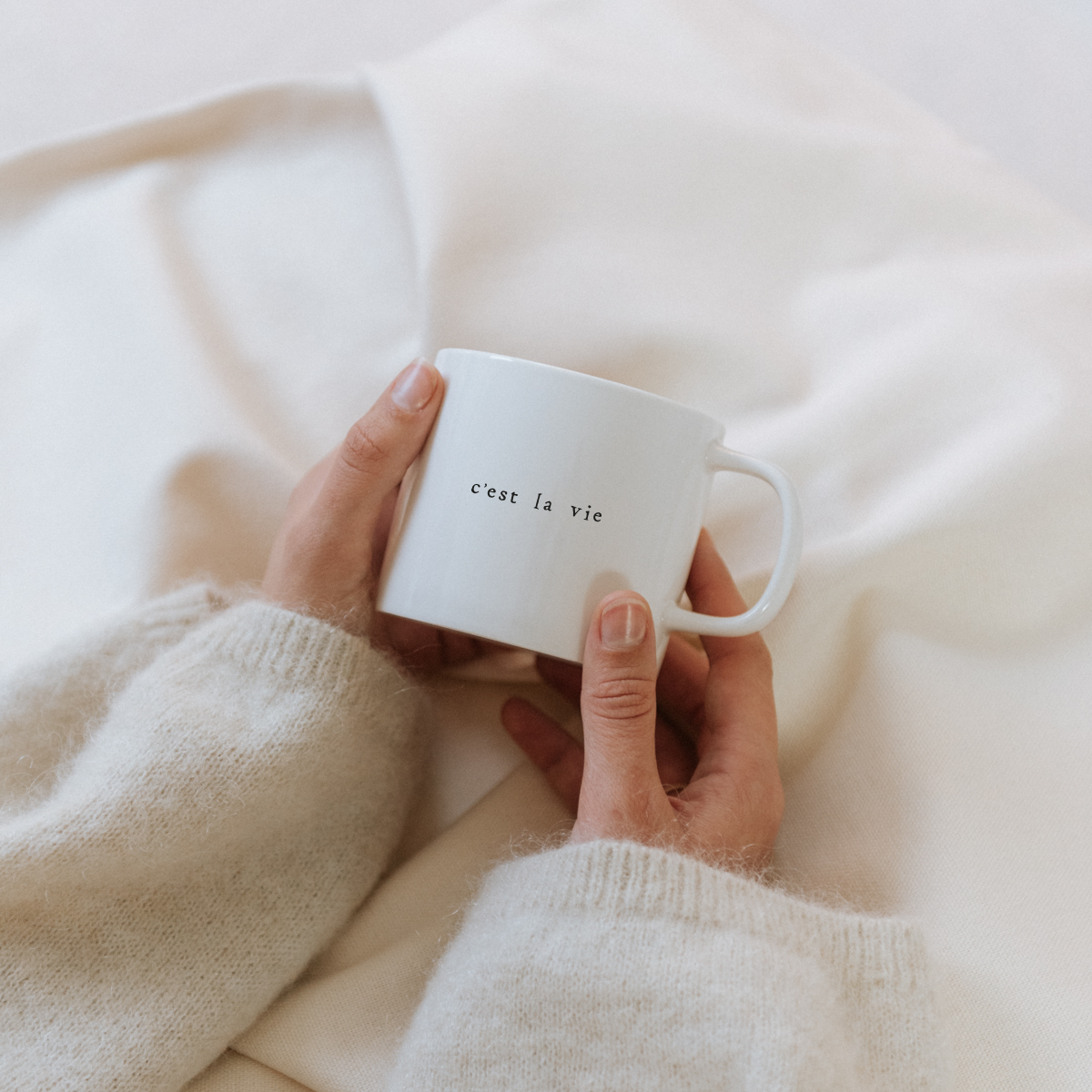 Eenvoudige witte hoogglans mok van Ik pak je in, met in zwart de tekst "C'est la vie"