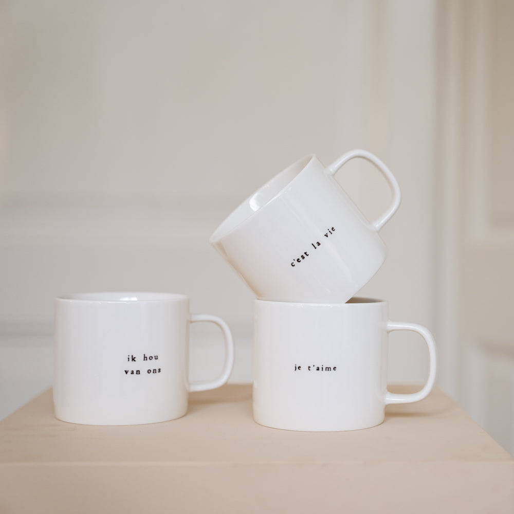 Set van 3 witte mokken met de teksten "ik hou van ons", "je t'aime" en "c'est la vie"