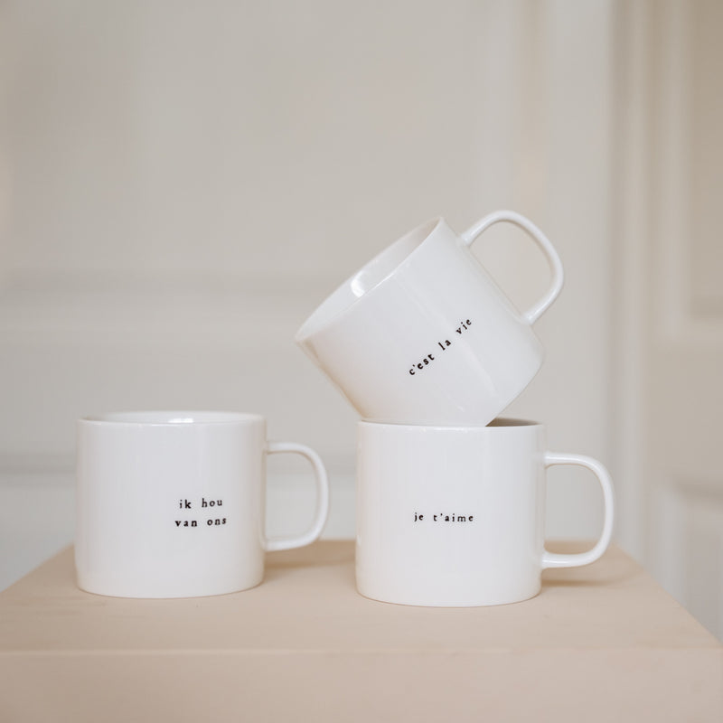 Set van 3 witte mokken met de teksten "ik hou van ons", "je t'aime" en "c'est la vie"