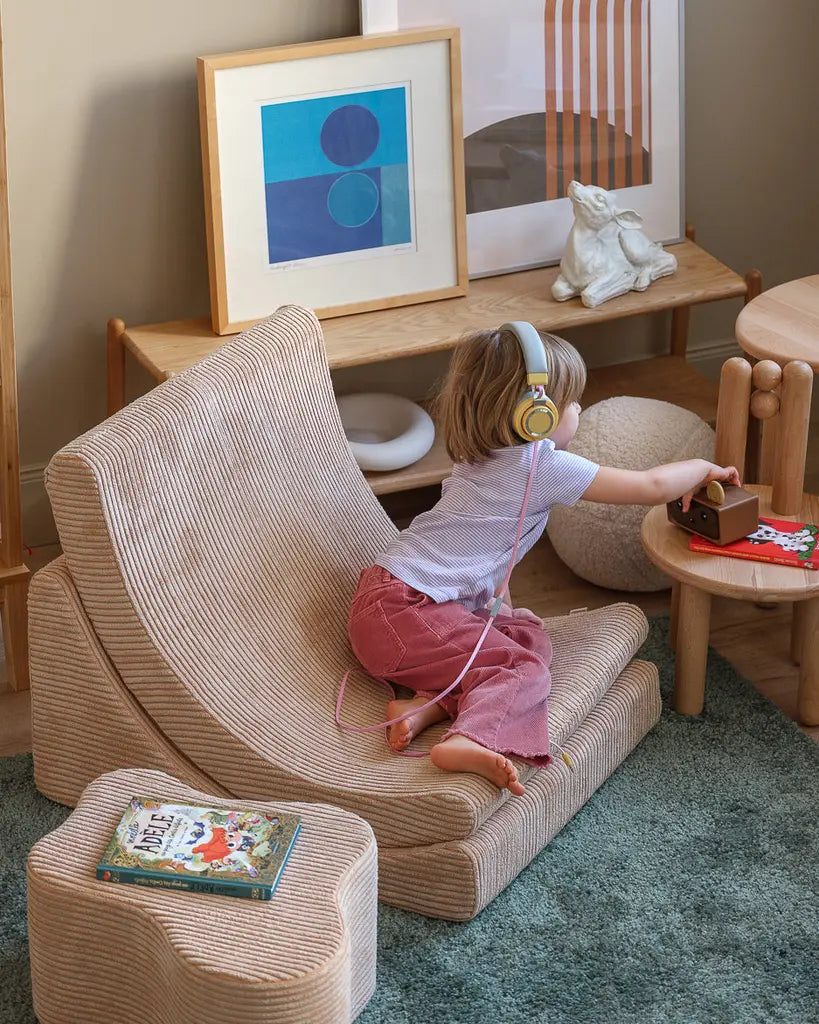 Een driedelige stoel voor kinderen, om heerlijk te chillen en naar muziek te luisteren. In de kleur brown sugar.