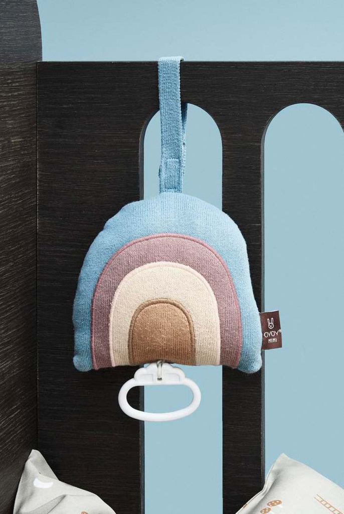 Detailfoto van de zachte bruin blauwe muziekhanger aan het zwarte baby ledikantje