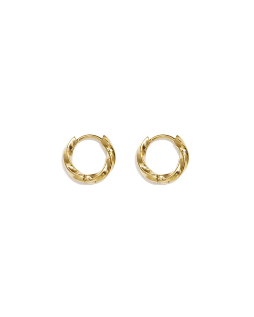 Kleine stainles steel oorringetjes (doorsnee 0,8 cm) met een twist. Goudkleur, maar ook verkrijgbaar in zilver.