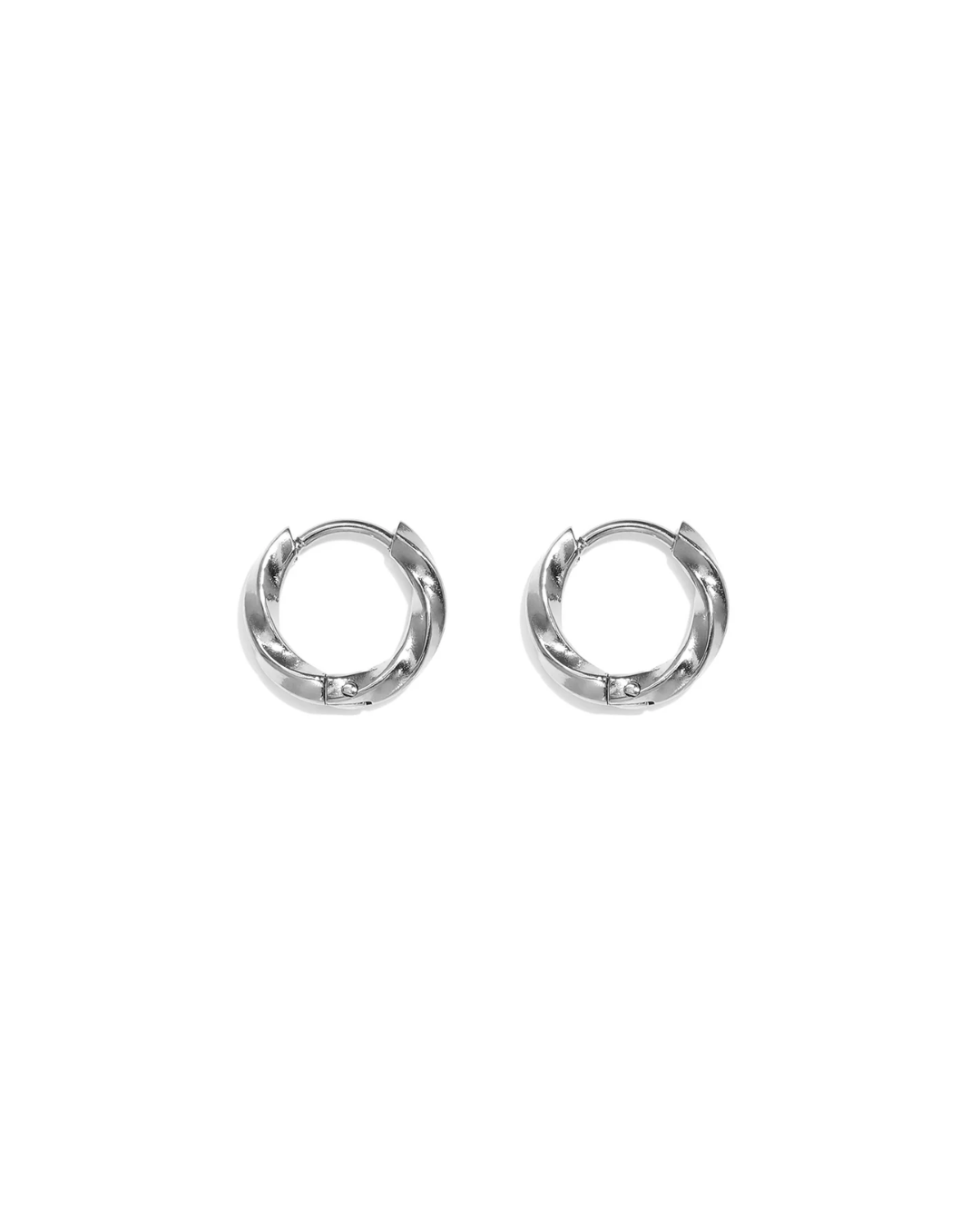 Kleine stainles steel oorringetjes (doorsnee 0,8 cm) met een twist. Zilverkleur, maar ook verkrijgbaar in goud.