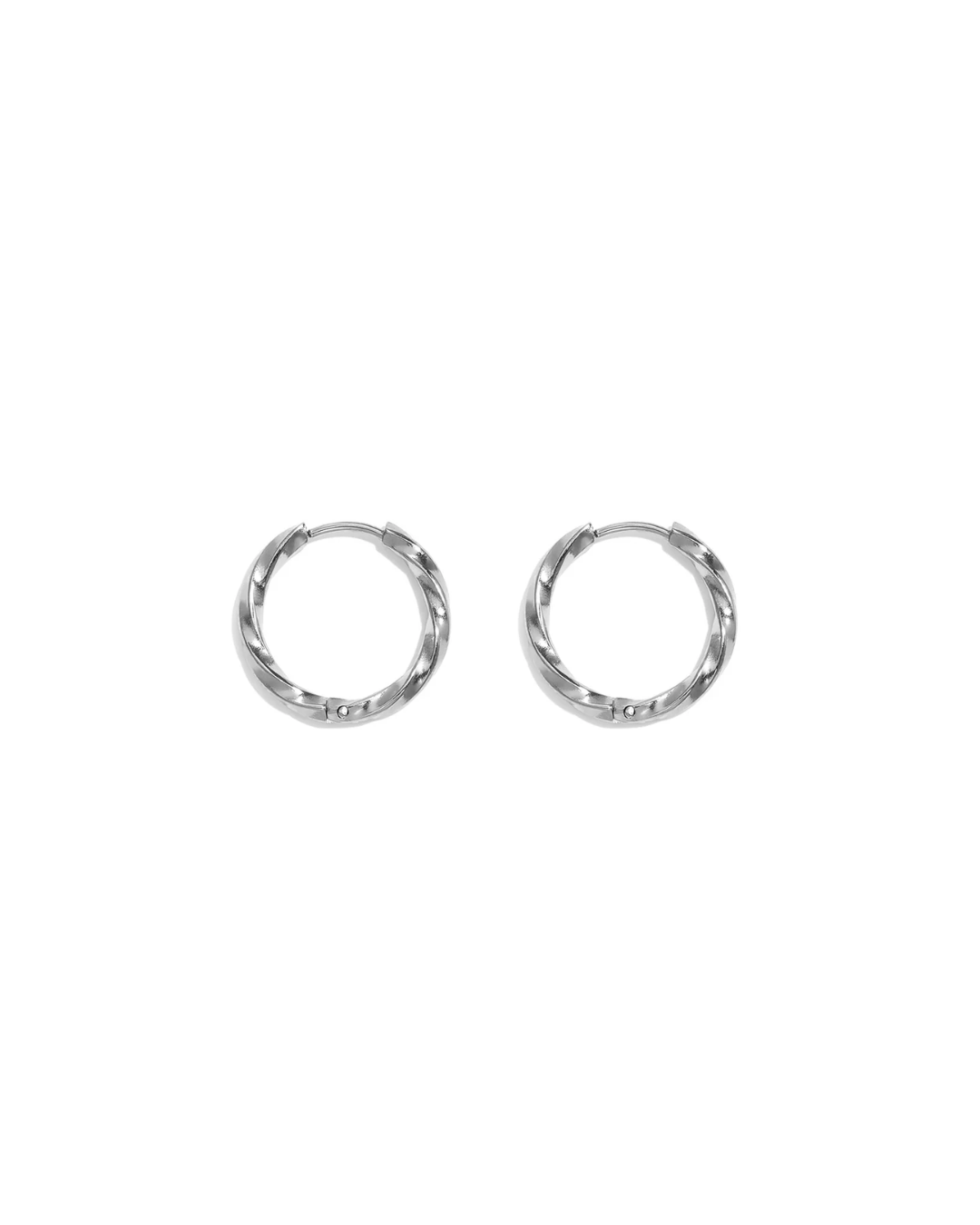 Stainles steel oorringetjes (doorsnee 1,4 cm) met een twist. Zilverkleur, maar ook verkrijgbaar in goud.