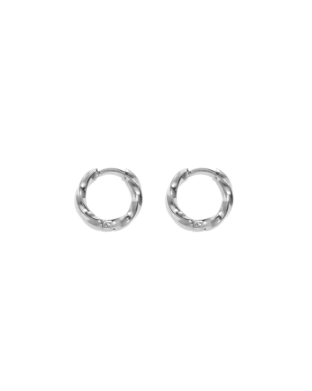 Kleine stainles steel oorringetjes (doorsnee 1 cm) met een twist. Zilverkleur, maar ook verkrijgbaar in goud.