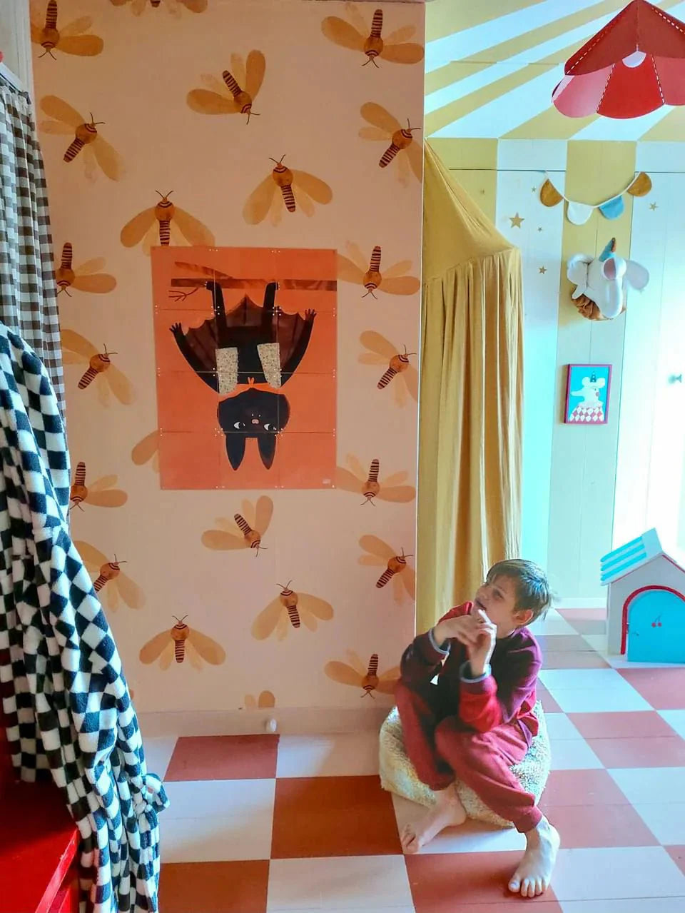 Behang moth | 100 x 270 cm | Sun | Aniek Bartels