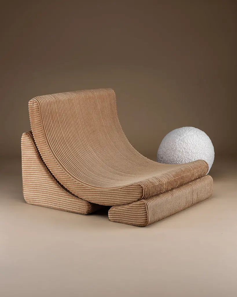 Zijkant van de Wigiwama moon chair, 3-delig en op deze foto gecombineerd met een teddy bal eveneens van Wigiwama