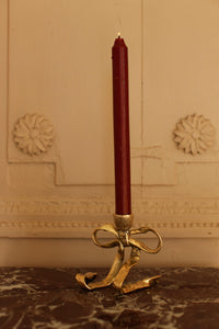 Prachtig hoe de Riley Ribbon kandelaar van Doing Goods past bij de klassieke uitstraling van dit interieur.