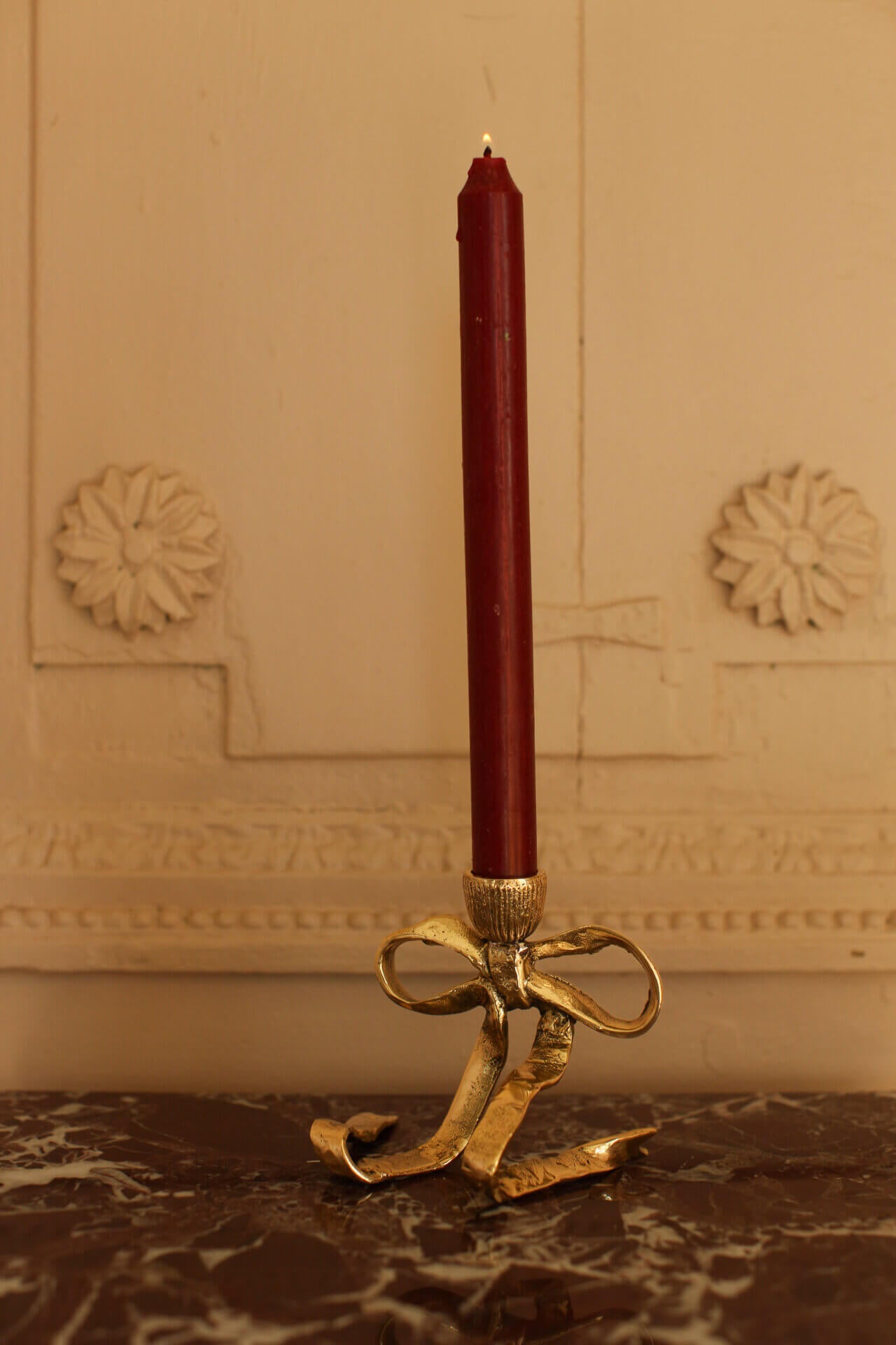 Prachtig hoe de Riley Ribbon kandelaar van Doing Goods past bij de klassieke uitstraling van dit interieur.