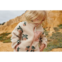 Meisje wat het teddy jasje van Liewood draagt