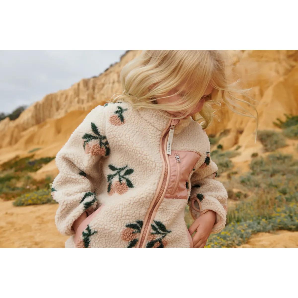 Meisje wat het teddy jasje van Liewood draagt