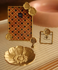 Sfeeld van de kaarthouder, een schaaltje en 2 fotolijstjes in verschillende maten, allemaal uit de Mia Poppy serie van Doing Goods