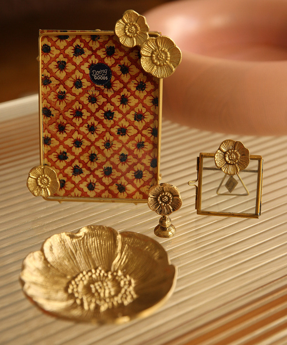 Sfeeld van de kaarthouder, een schaaltje en 2 fotolijstjes in verschillende maten, allemaal uit de Mia Poppy serie van Doing Goods