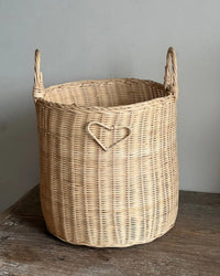 Productfoto van de rotan mand van Sisi, op de voorkant een hartje. Ideaal voor het opbergen van allerlei spullen, maar ook prachtig genoeg voor een plekje in de woonkamer of kinderkamer.