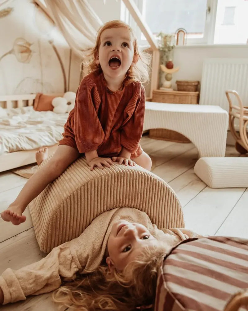 Kinderkamer met 2 kinderen, waarin te zien is hoe multifunctioneel de blokken zijn. Om te zitten, liggen, hangen, te stapelen of ter decoratie.