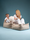 Vrolijke interactie tussen ouder en kind met het Wigiwama teddy sierkussen in cream kleur. Gemaakt van veilige OEKO-TEX® stof, perfect om mee te spelen.