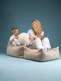 Vrolijke interactie tussen ouder en kind met het Wigiwama teddy sierkussen in cream kleur. Gemaakt van veilige OEKO-TEX® stof, perfect om mee te spelen.