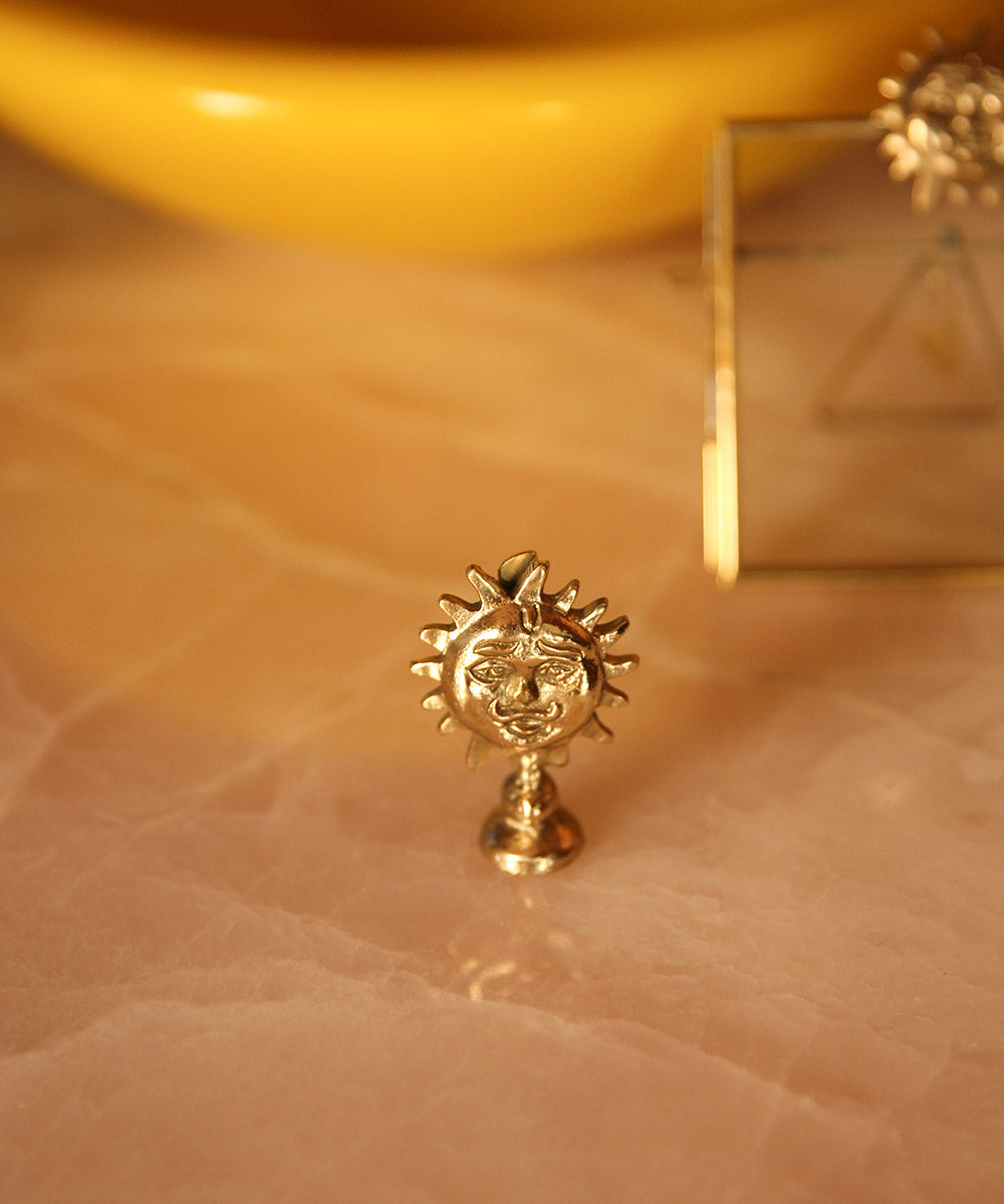 Van messing en handgemaakt in India, dit prachtige standaardje voor een foto of kaart.