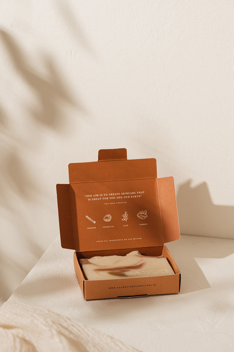 Azur natuurzeep ‘Spicy Spirit’ in cadeaudoosje — natuurlijke vegan zeep met kruidige geur.