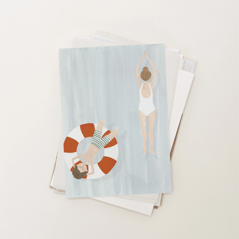 Enkele kaart met illustratie van een kindje wat drijft op een rood/witte zwemband en moeder in wit badpak die zwemt. Van het Nederlandse merk Sâlt + Flor