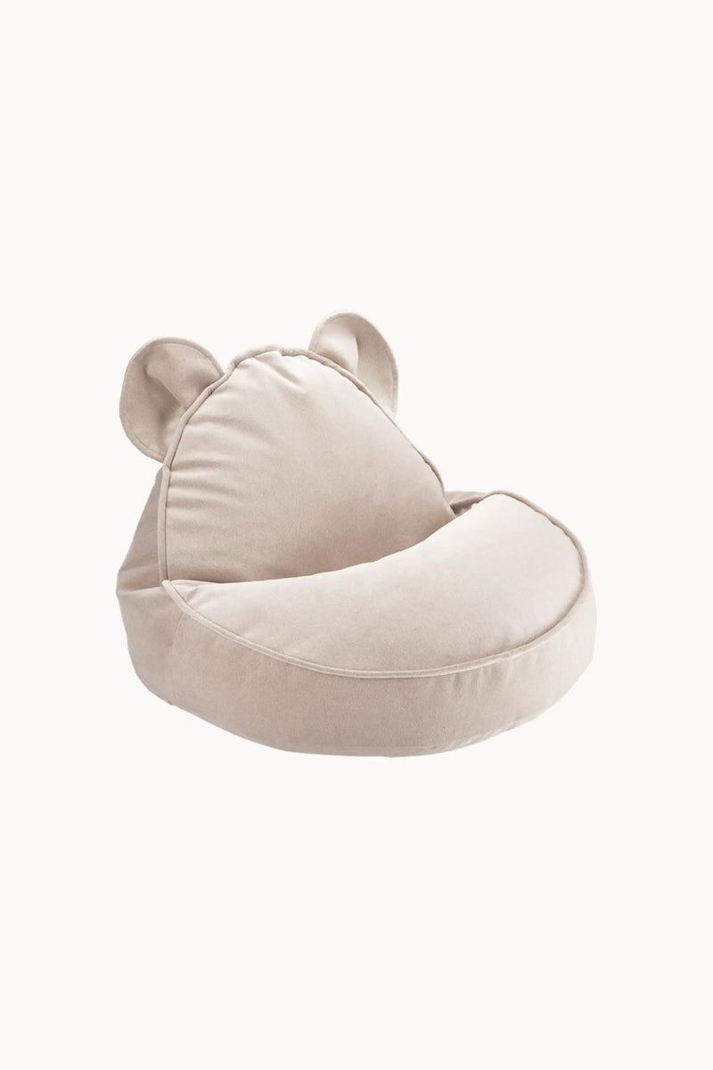 Beige velvet kinder zitzak in de vorm van een beer met schattige oortjes van Wigiwama, duurzaam gemaakt van gerecyclede PET-flessen