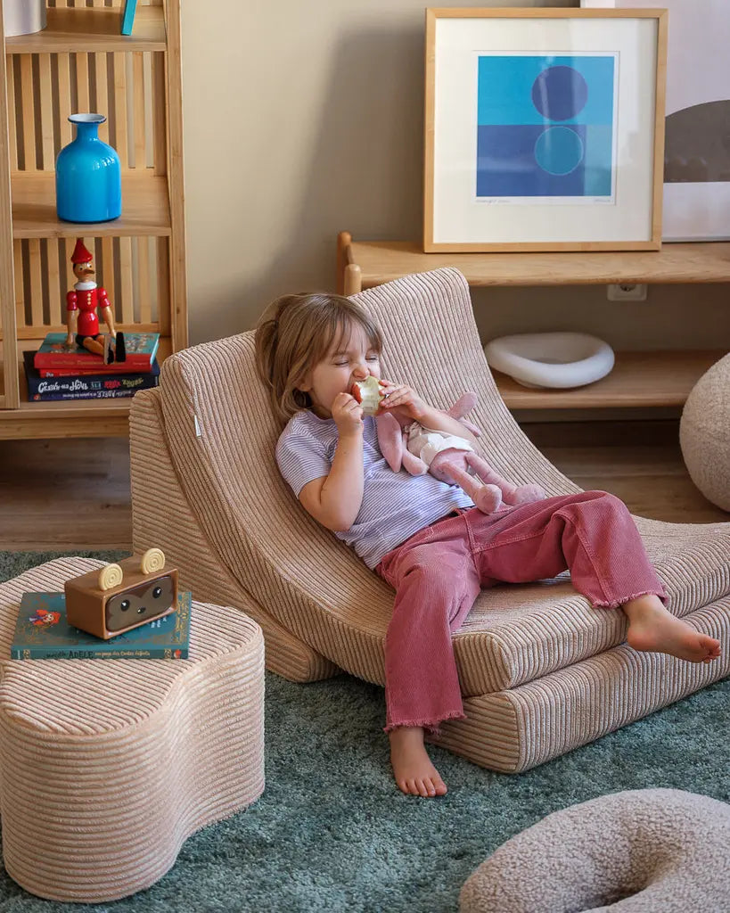 Kindje wat heerlijk hangt op de Moon loungestoel voor kinderen. Groot, modulair en lichtgewicht zodat kindjes hem ook zelf kunnen ombouwen of verplaatsen
