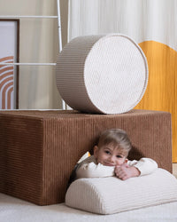 Combinatie van Wigiwama speelblokken met daar bovenop de ribstof poef. Voor uren speelplezier!