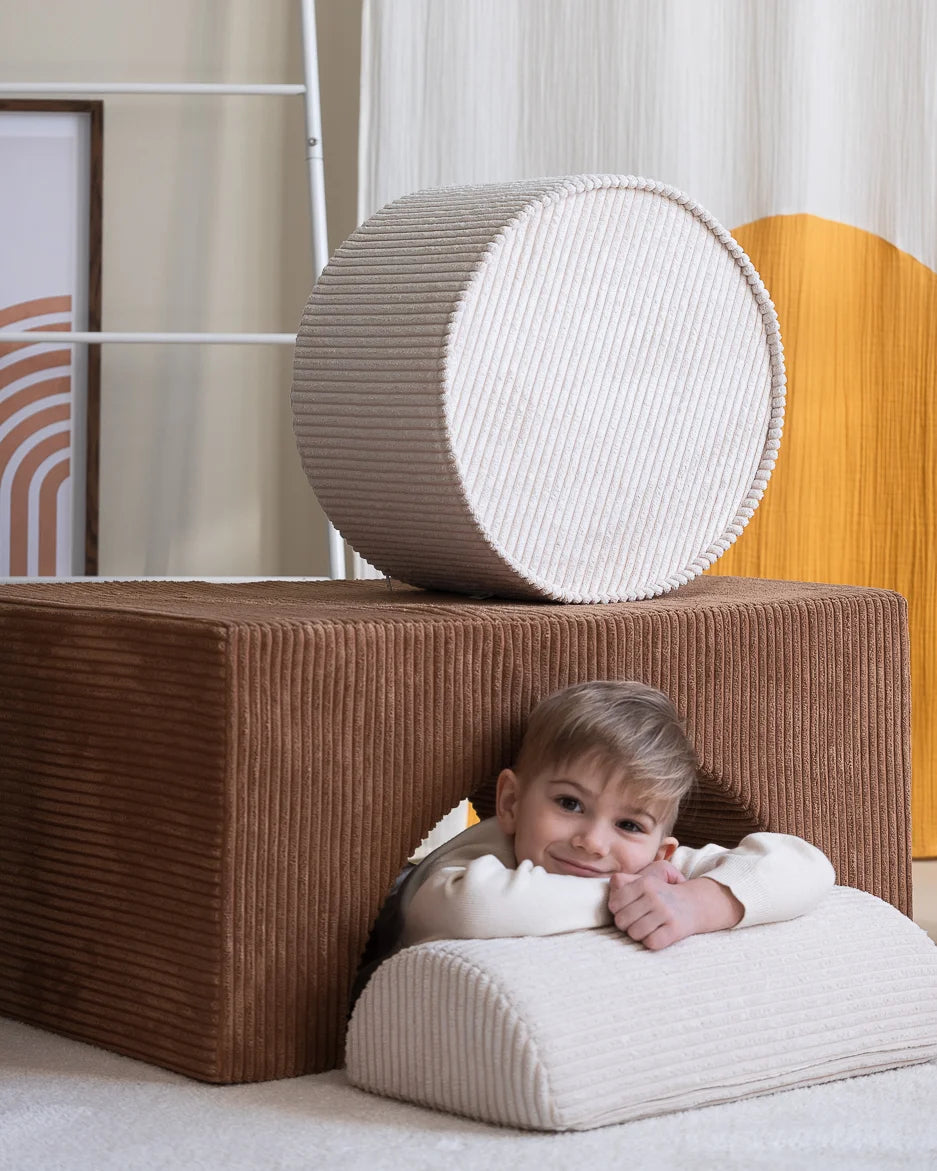 Combinatie van Wigiwama speelblokken met daar bovenop de ribstof poef. Voor uren speelplezier!