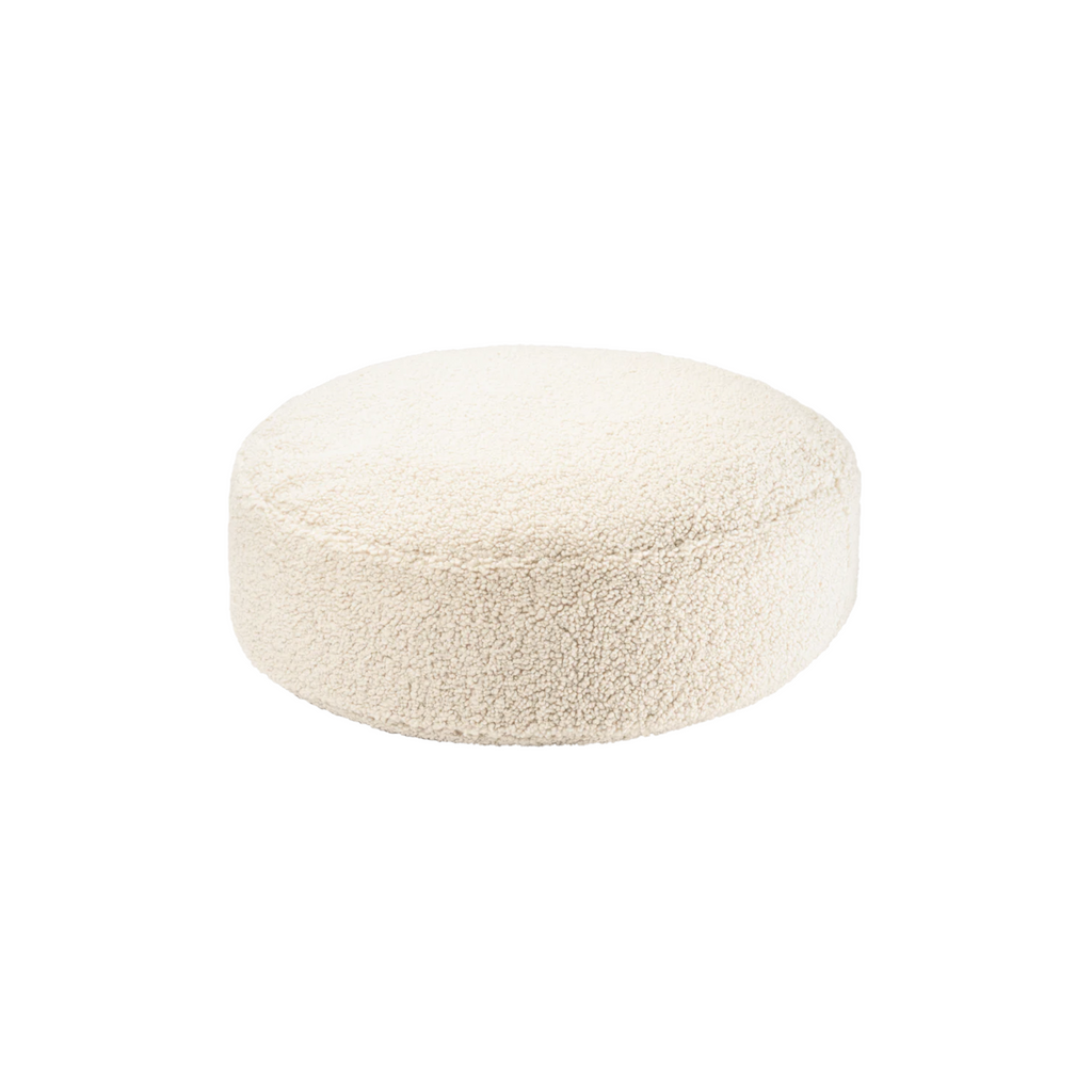 Lage ronde poef van Wigiwama in crème witte teddystof, diameter 65 cm, zachte knuffelbare voetenbank. Ook geschikt als lage bijzettafel, bijvoorbeeld met een mooi dienblad erop