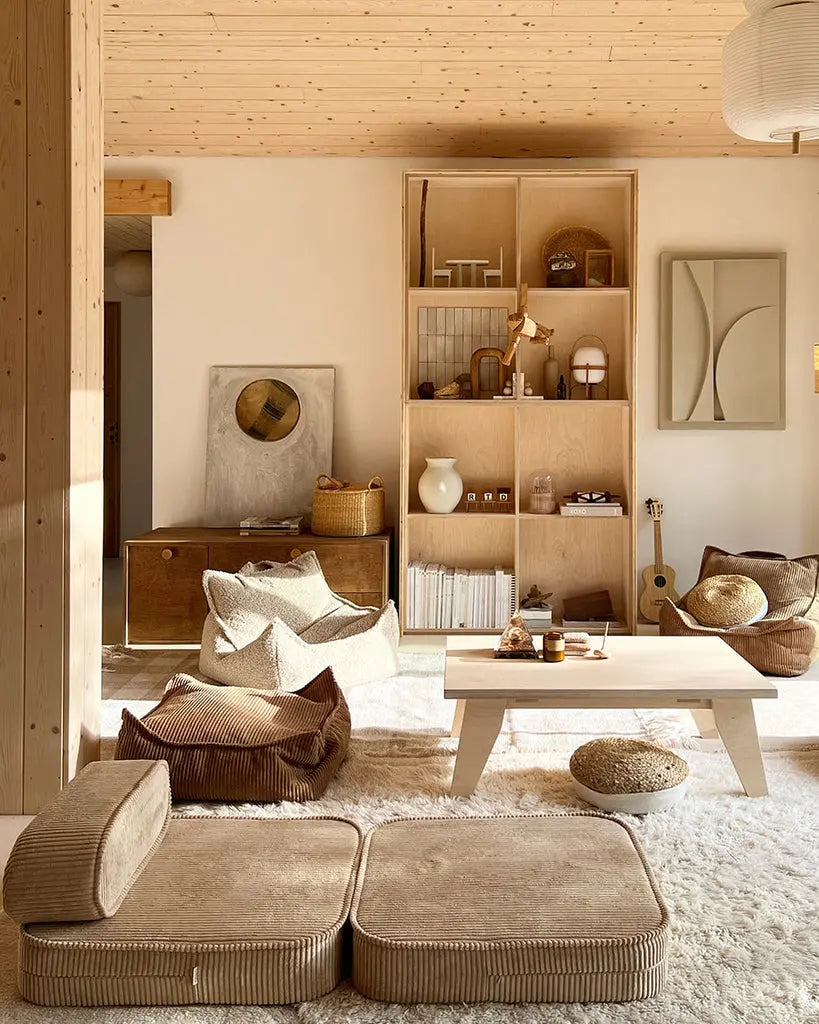 Driedelige stoel die je eenvoudig uitvouwt tot een logeerbed. Van ribstof in een toffee creme kleur