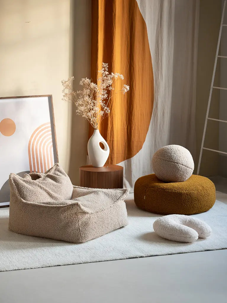 Sfeerfoto van de Wigiwama teddy stoel, gecombineerd met nog meer producten van jhet merk Wigiwama