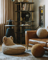 Gezellige woonkamer met het okergele teddy sierkussen van Wigiwama, perfect als zacht speelkussen of stijlvol accessoire naast het bankstel.