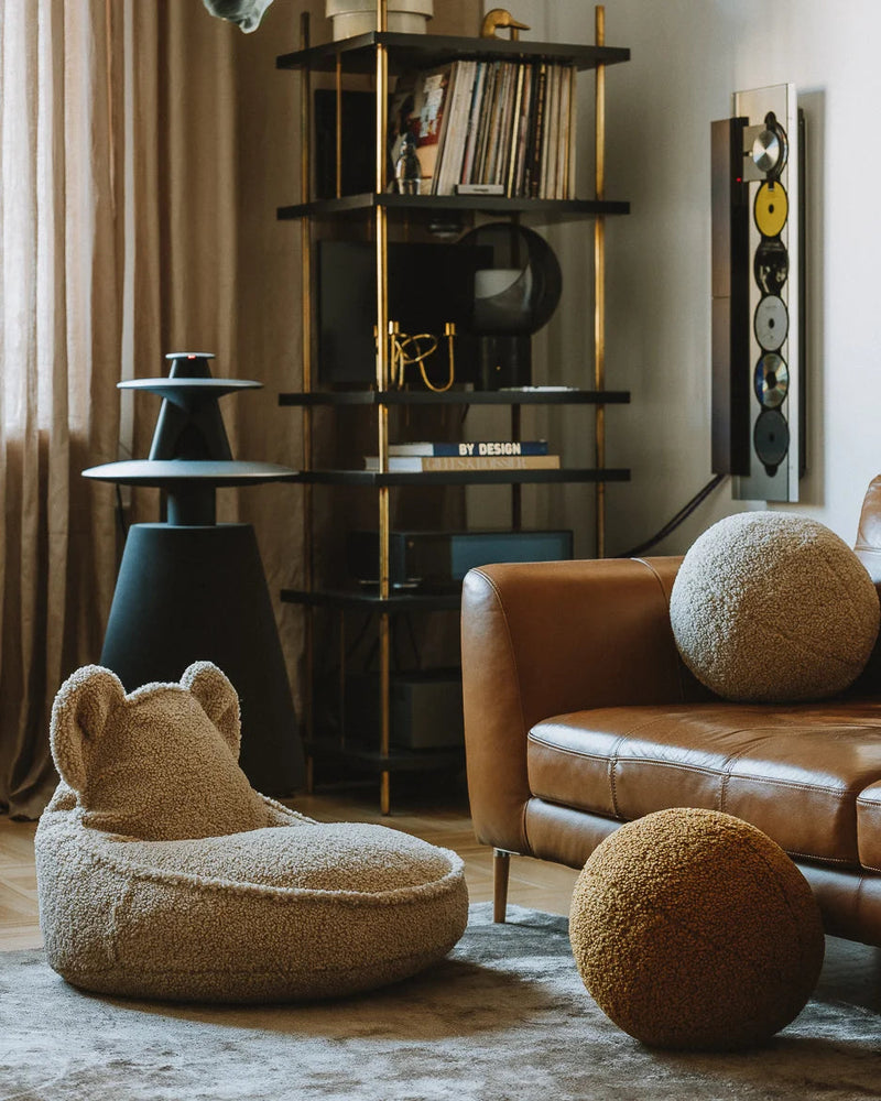 Gezellige woonkamer met het okergele teddy sierkussen van Wigiwama, perfect als zacht speelkussen of stijlvol accessoire naast het bankstel.